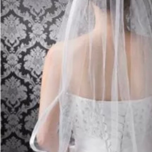 Two tier white or ivory veil with ribbon edging. - Picture 5 of 7